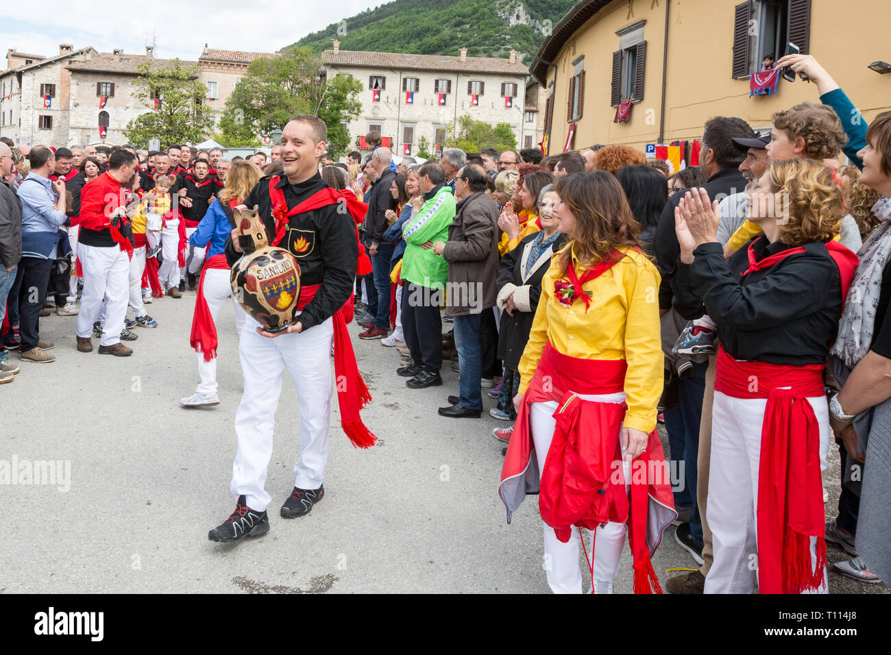 Il Capodieci di San Antonio arriva per partecipare all'annuale Festa dei Ceri, Gubbio Foto Stock