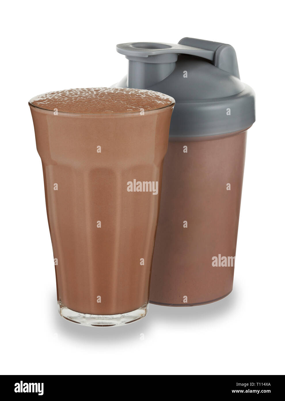 Un bicchiere di frullato al cioccolato e shaker su uno sfondo bianco con un'ombra Foto Stock