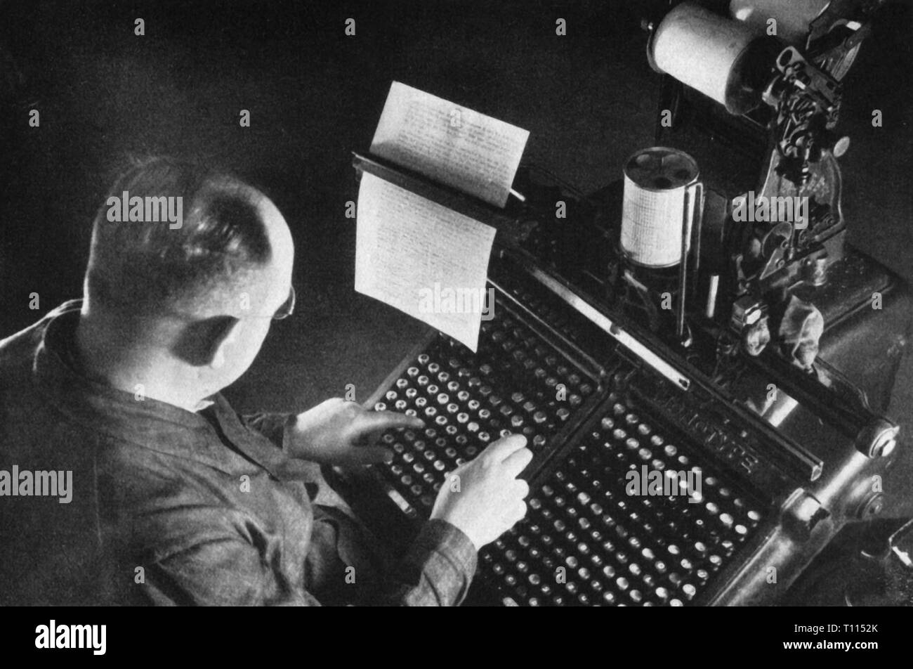Technics, stampa tipografica, typesetter al lavoro con la macchina di typesetting, Berlino, 1937, Additional-Rights-Clearance-Info-Not-Available Foto Stock