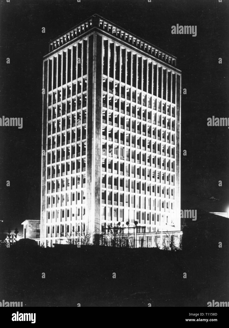 Germania, città e comunità, Colonia, edifici, Gerling edificio multi-piano, vista esterna, night shot nel 1960 circa, Additional-Rights-Clearance-Info-Not-Available Foto Stock