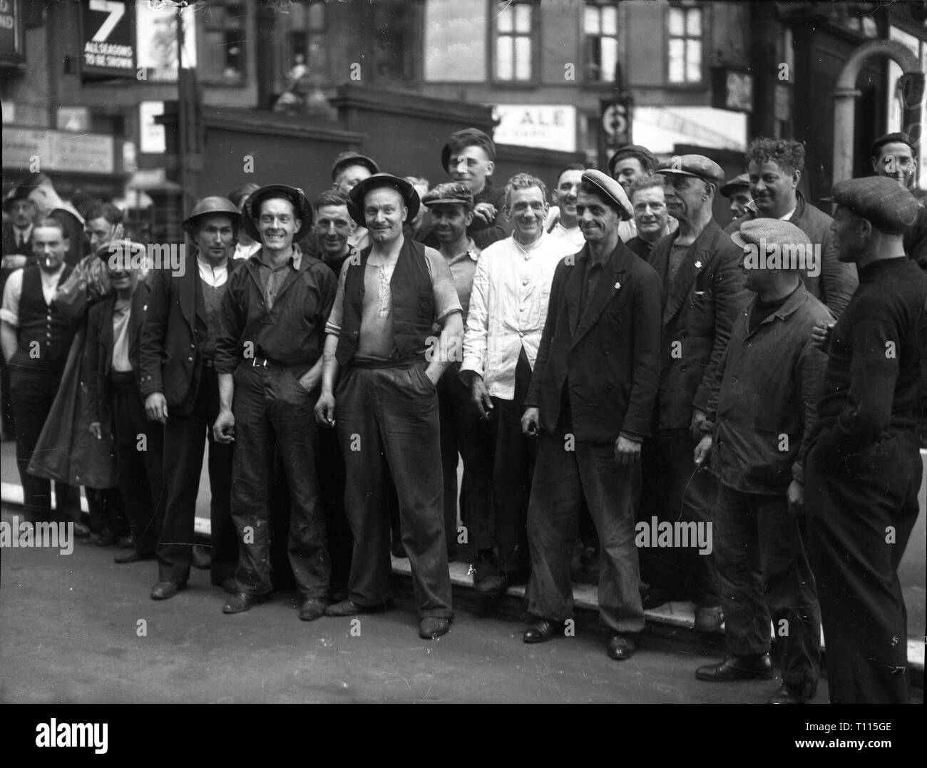 Gli uomini di lavoro in coda per un lavoro a Londra Foto Stock