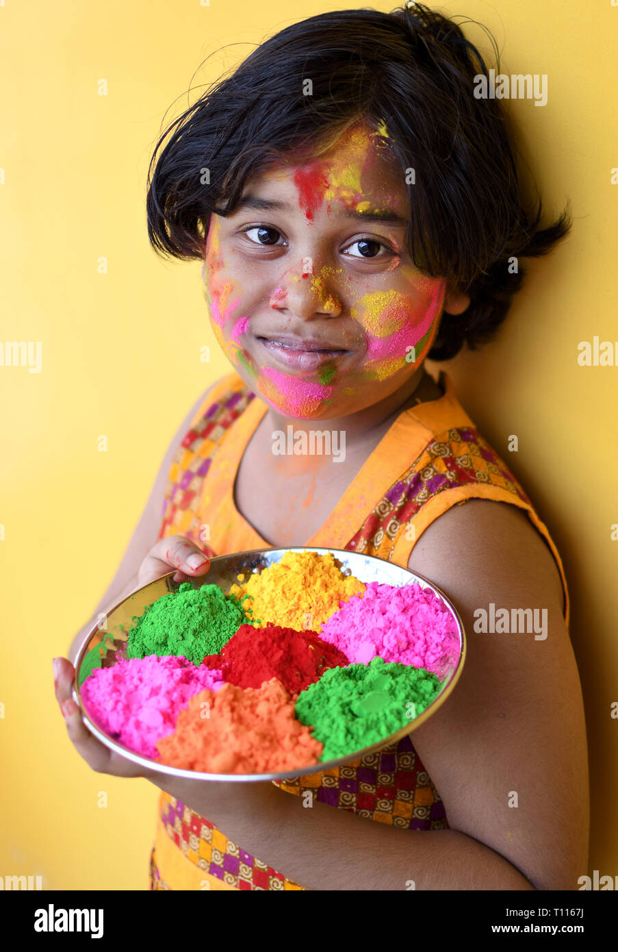 Ragazza indiana celebra Holi, festival di colori Foto Stock