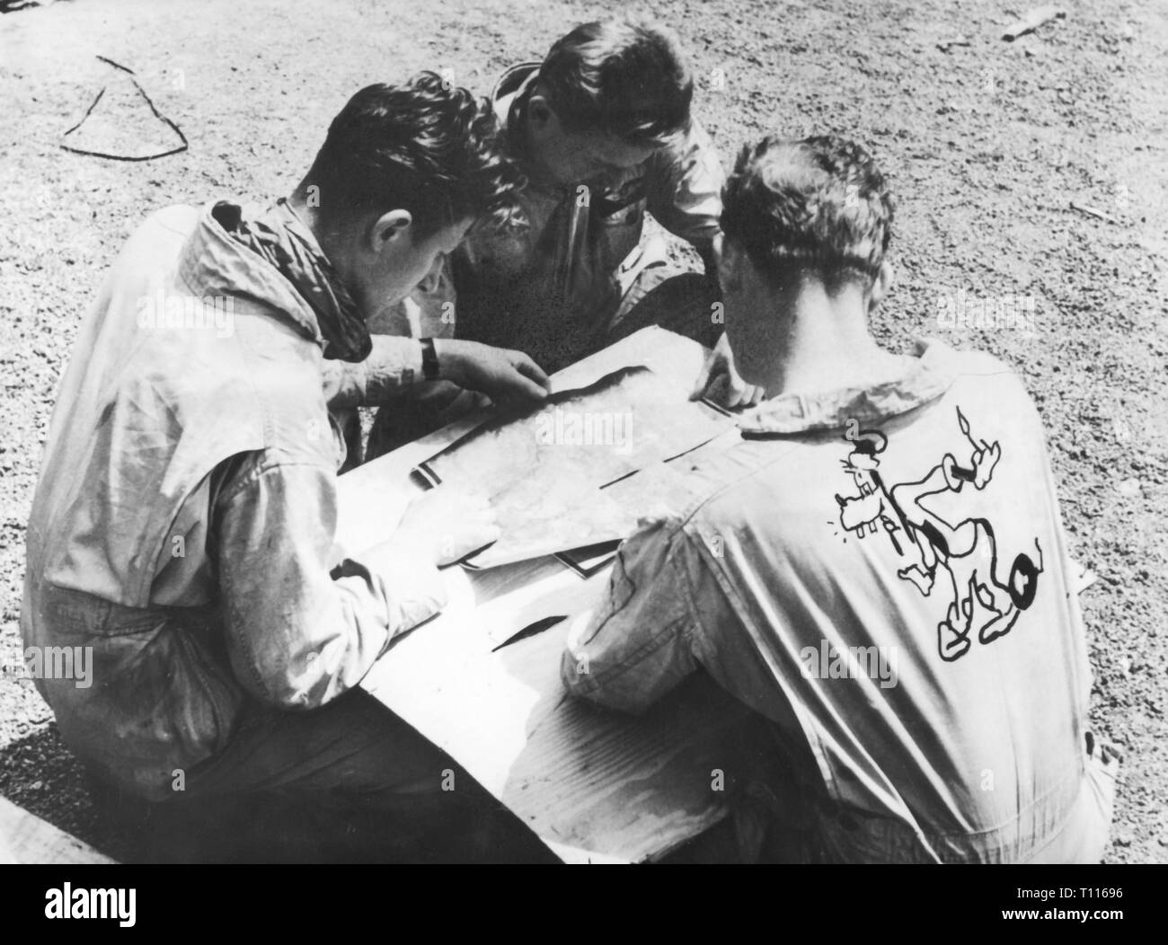 Indocina Guerra 1946 - 1954, la battaglia di Dien Bien Phu, 13.3. - 7.5.1954, piloti francesi stanno discutendo la loro assegnazione, 10.4.1954, Air Force, chiamata nel chiudere il supporto aereo, t-shirt, magliette, carattere comico, Goofy, Walt Disney, riunioni, alla riunione, tenere una riunione, briefing, sessione di briefing, militari, funzionari, officer, guerre, Francia, guerra coloniale, Viet Nam, Vietnam, persone del xx secolo, anni cinquanta, battaglia, battaglie, aereo, pilota aereo piloti, discutendo, discutere, storico, storico Additional-Rights-Clearance-Info-Not-Available Foto Stock