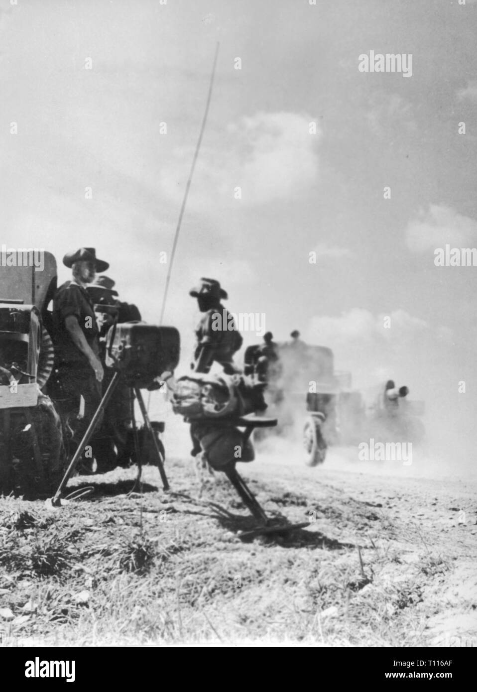 Indocina Guerra 1946 - 1954, artiglieria sul marzo è il passaggio dal posto di comando di un battaglione, a sud del Delta del Fiume Rosso (Song Hong), provincia di Ninh Binh, Viet Nam, 4.3.1954, marching colonna, marching colonne, la colonna colonne, 105 mm di malta, 105mm, cannone, cannoni, polvere, street, strade, soldati, soldato, militare, Indocina, guerra, guerre, guerra coloniale, Viet Nam, Vietnam, persone del xx secolo, anni cinquanta, marzo, marche, passando, pass, il comando post, i posti di comando, battaglione, battaglioni, fiume, fiumi, storico, storico Additional-Rights-Clearance-Info-Not-Available Foto Stock