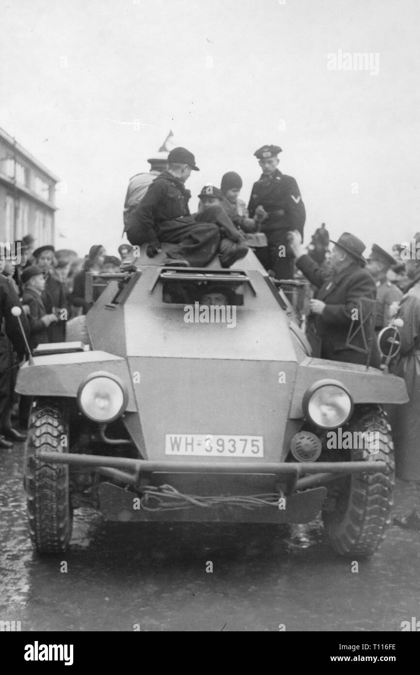 Il nazismo / Socialismo Nazionale, organizzazione Winterhilfswerk (WHW, 'Inverno scarico"), la campagna di raccolta fondi con l' aiuto della Wehrmacht, i bambini sono ammessi a cavalcare su un blindato auto Radio, Germania, 1940 / 1941, Additional-Rights-Clearance-Info-Not-Available Foto Stock