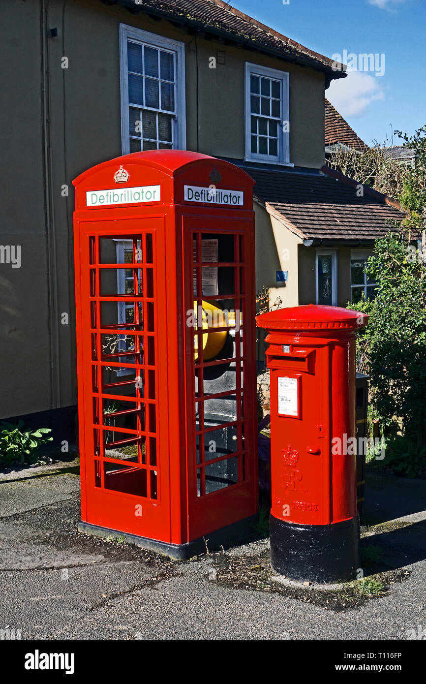 Telefono rosso box reimpiegato per Borgo Castello del defibrillatore hedingham essex Inghilterra Foto Stock