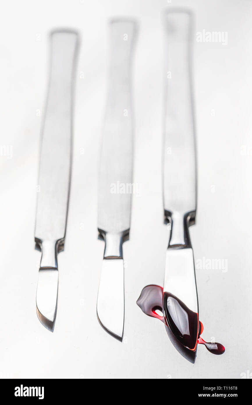 Vista dettagliata del bisturi con una piccola quantità di sangue Foto Stock