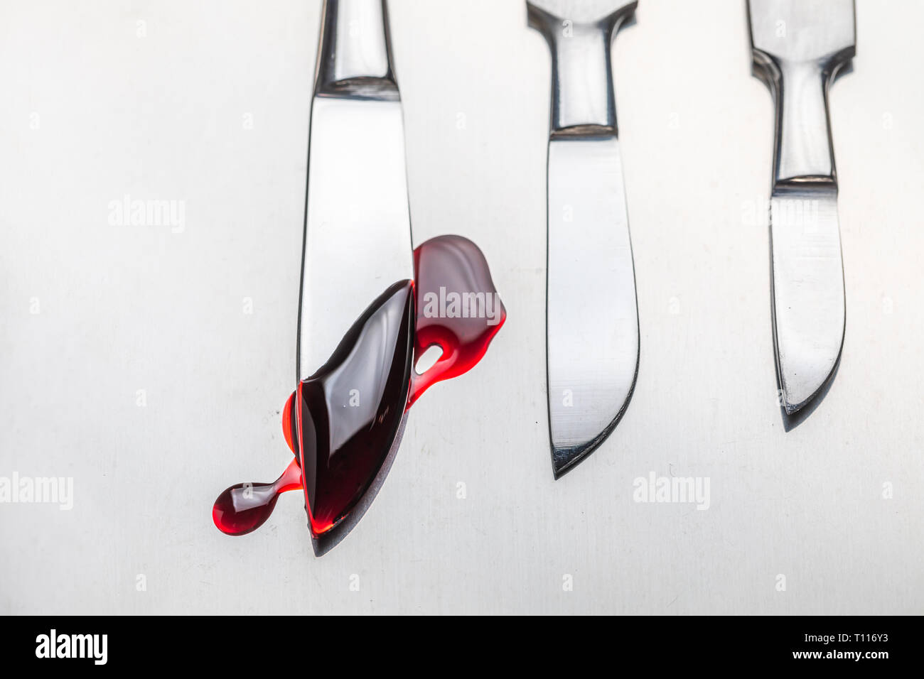Sharp bisturi chirurgico con una piccola quantità di sangue Foto Stock