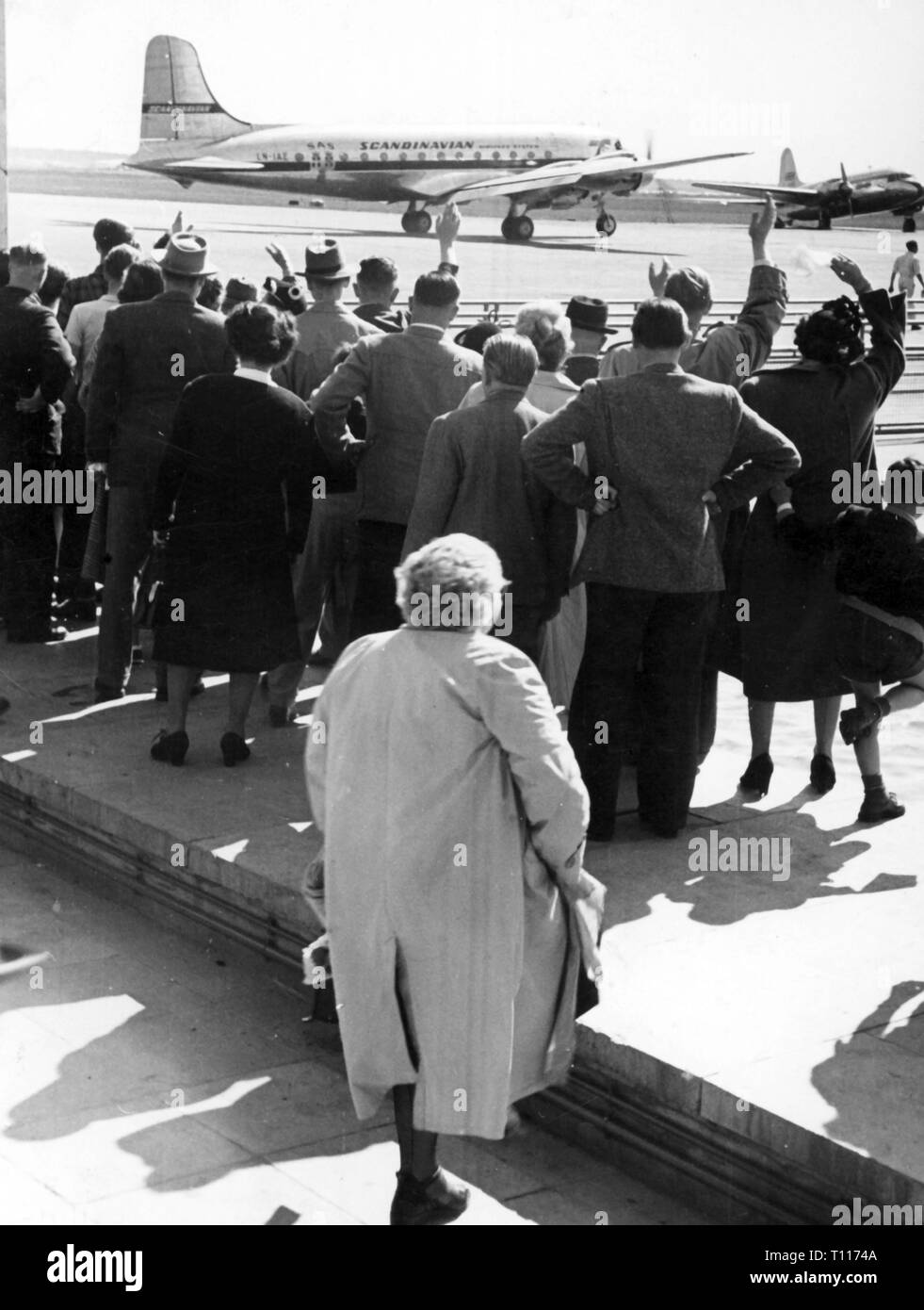 Trasporti / trasporto, aviazione, aeroporto, Germania, aeroporto di Frankfurt am Main, partenza del football club Eintracht Francoforte a New York, 2.5.1951, Additional-Rights-Clearance-Info-Not-Available Foto Stock