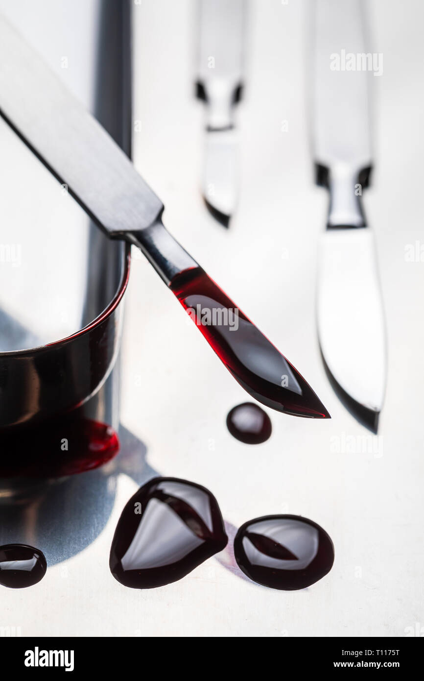 Acciaio chirurgico bisturi con una piccola quantità di sangue Foto Stock