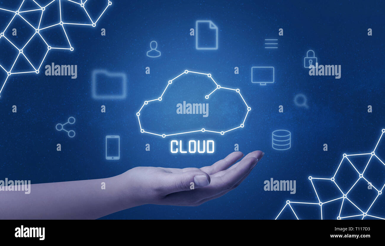 Il cloud computing concetto con il cloud disegno in mano circondato con tehnology icone. Foto Stock