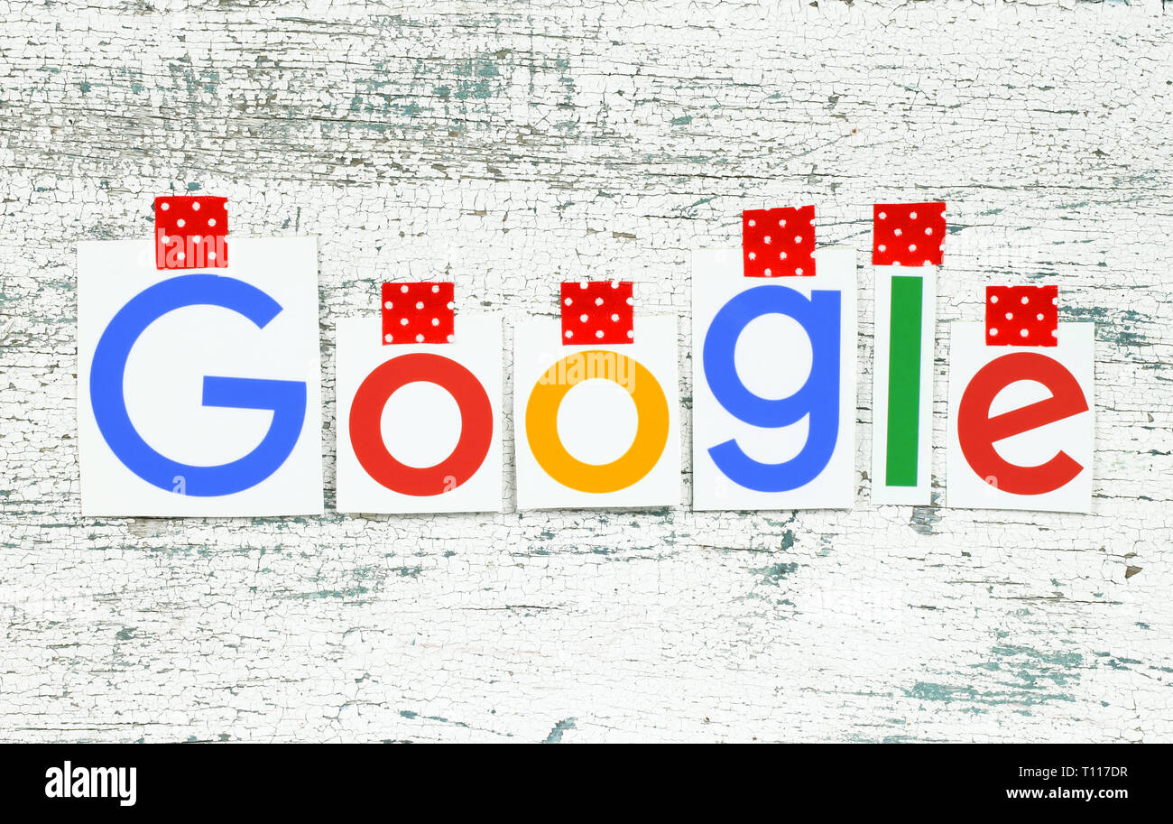 Kiev, Ucraina - 25 Gennaio 2019: Google logo stampato su carta, tagliate e unite con nastro rosso con nastro adesivo sul legno antico. Google è STATI UNITI D'AMERICA corporation. Foto Stock