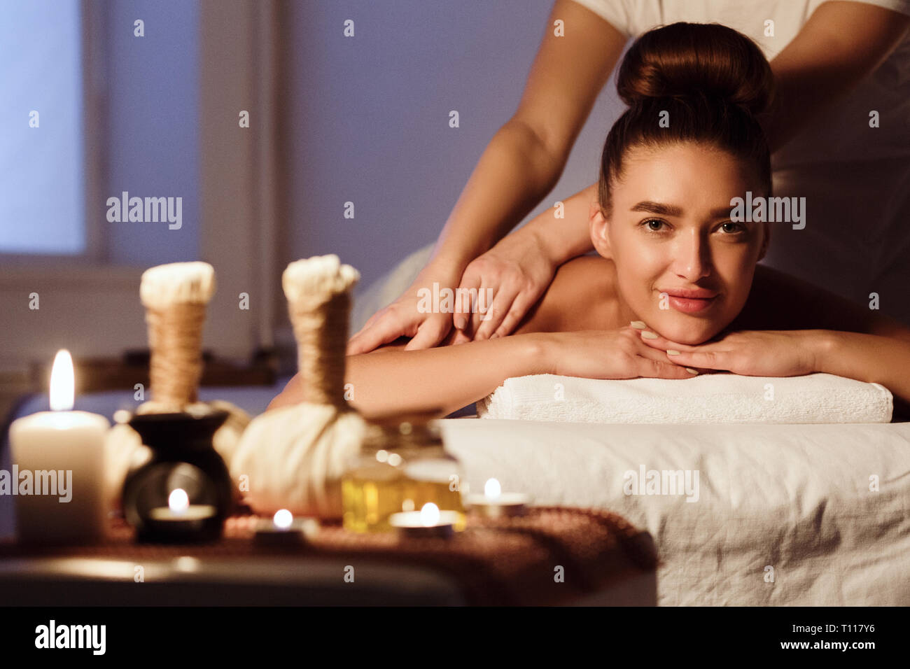 Orientale tradizionale aroma-terapia. Donna relax nella spa salone Foto Stock