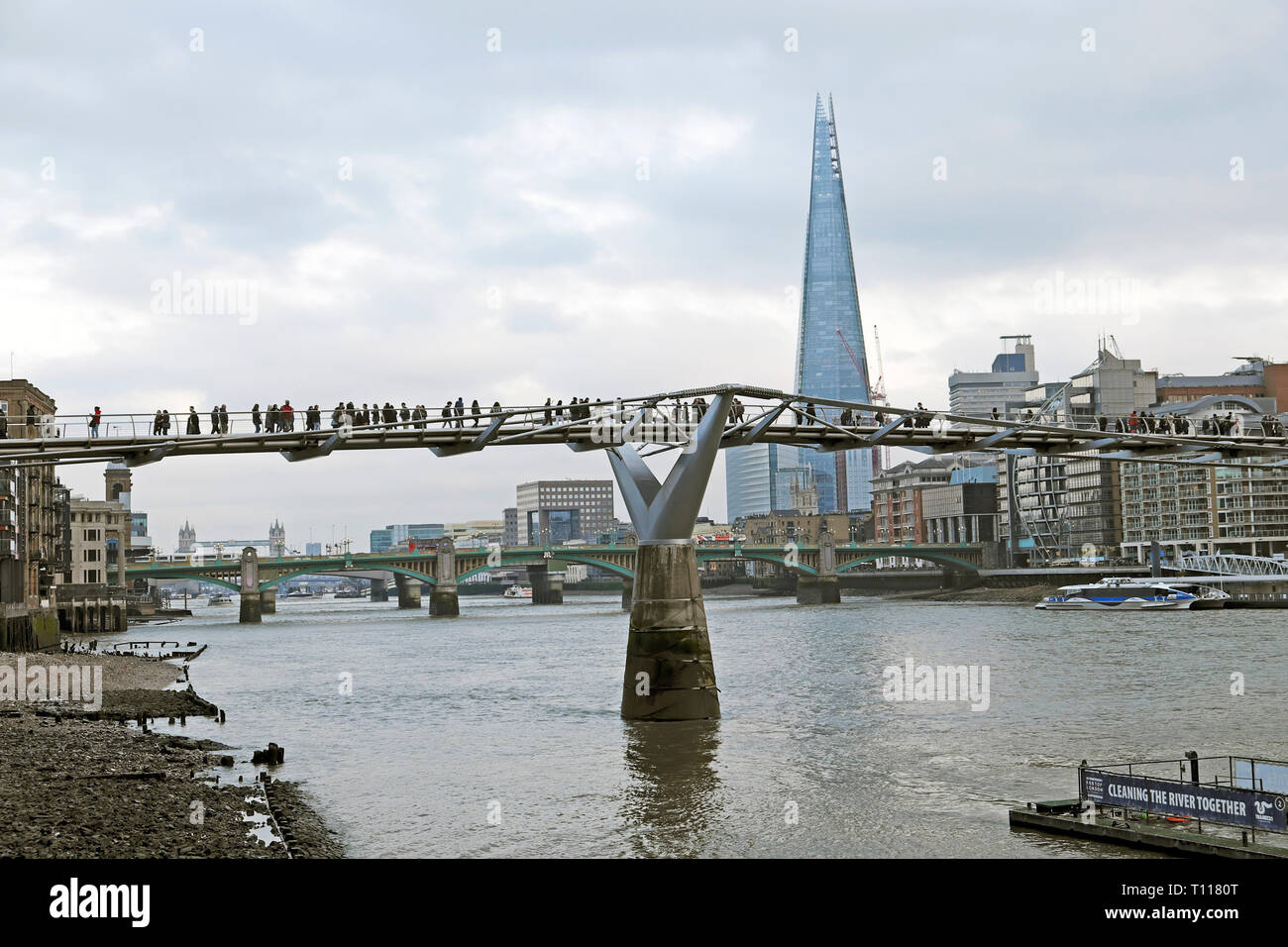 Una vista dell'edificio di Shard South Bank di Londra la città e la gente che camminava sul Millennium Bridge sul fiume Tamigi in inverno UK KATHY DEWITT Foto Stock