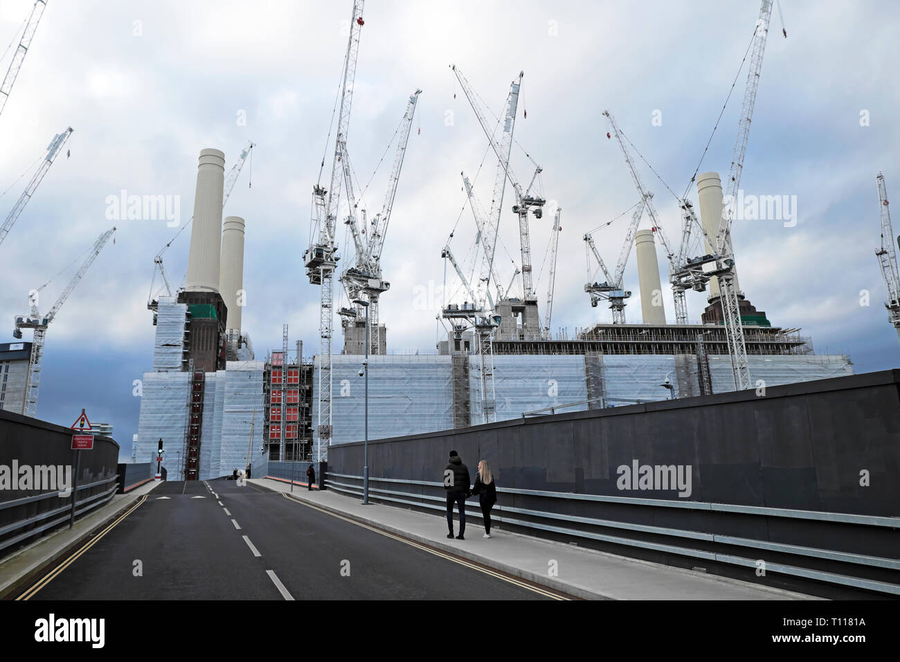 Battersea Power Station in costruzione durante la riqualificazione gru & vista dalla procedura dettagliata trail a Wandsworth South London SW8 UK KATHY DEWITT Foto Stock