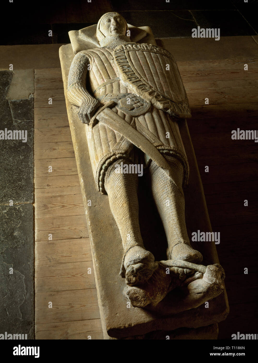 C XIV (c 1320) effige di un cavaliere alla fine E DI S del corridoio della St Garmon la chiesa, a Llanarmon Yn-Iâl, Denbighshire, Galles; Regno Unito: Gruffydd ap Llywelyn ab Ynyr. Foto Stock
