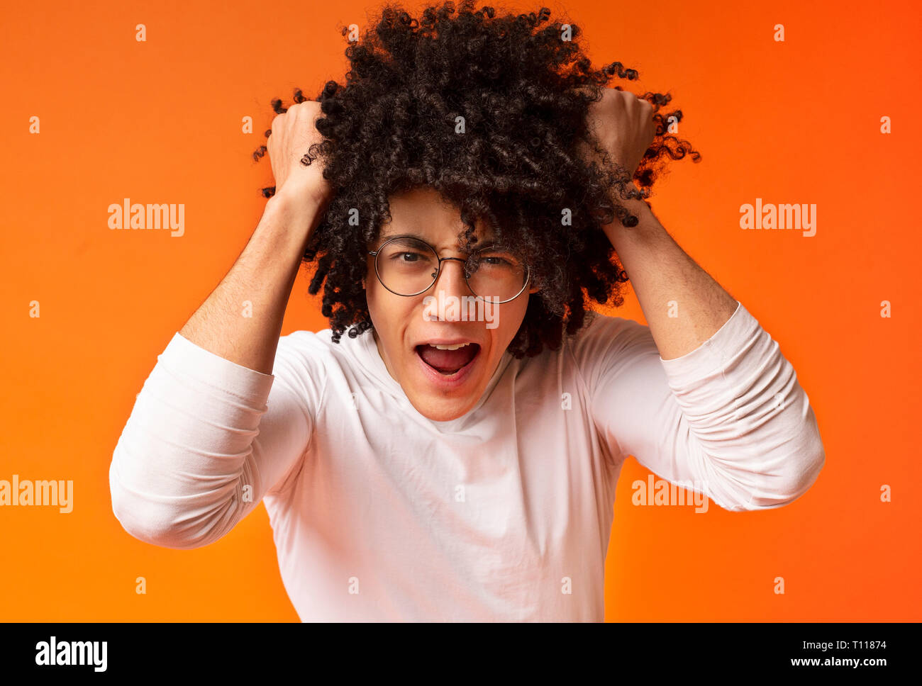 Il pianto uomo con capelli cespuglioso avendo problemi Foto Stock