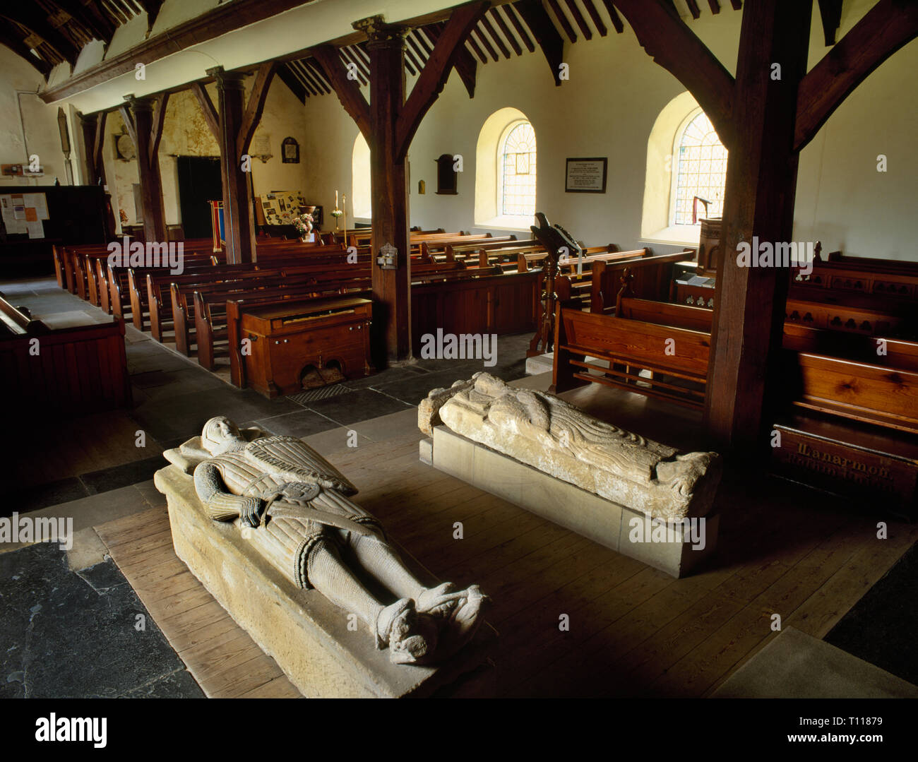 Visualizzare NW del twin navate di Llanarmon Yn--Iâl chiesa, Denbighshire, Wales, Regno Unito, con C XIV effigi di un cavaliere & St Garmon, & georgiano colonne di legno. Foto Stock