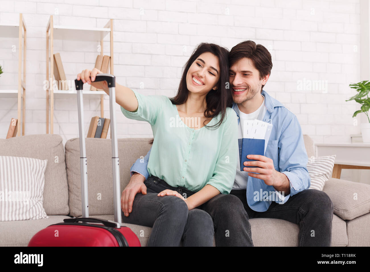 Pronto per il viaggio. Amare giovane con passaporti e biglietti Foto Stock