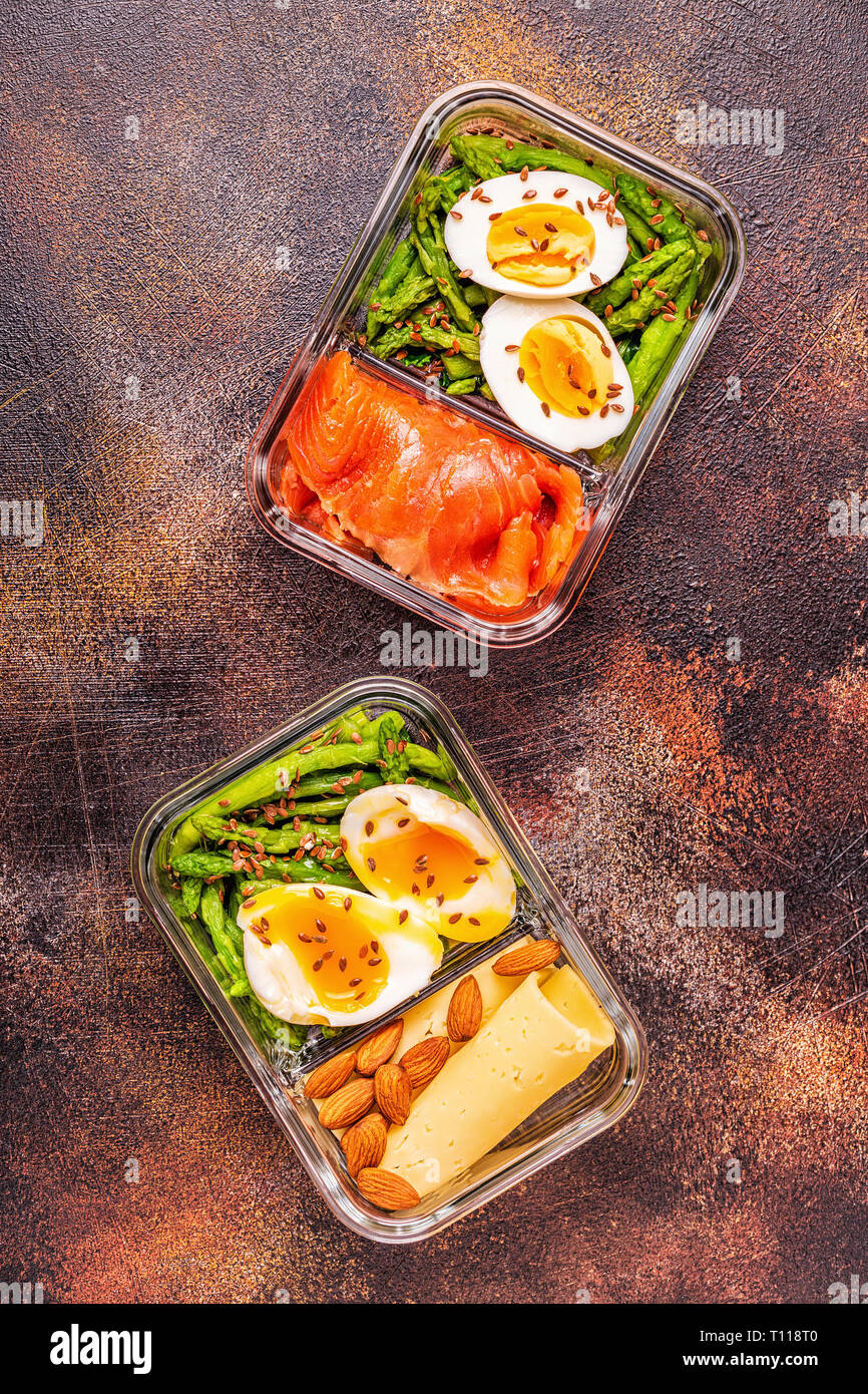 Sana e bilanciata scatola di pranzo, dieta ketogenic pranzo, home food per il concetto di ufficio. Foto Stock