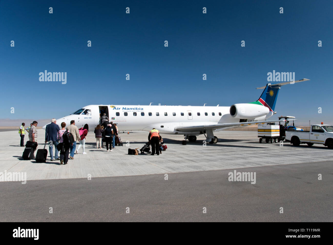 I passeggeri a bordo di un aereo della Namibia Embraer ERJ 135 jet regionale a Walvis Bay aeroporto, Namibia. Foto Stock