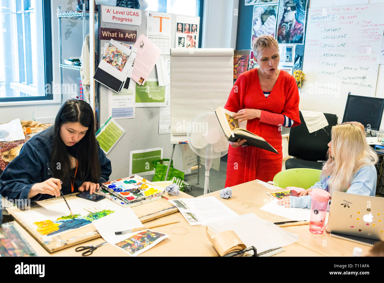 Foto di un'arte lezione di arte classe di un collegio con un sacco di studenti. Foto Stock