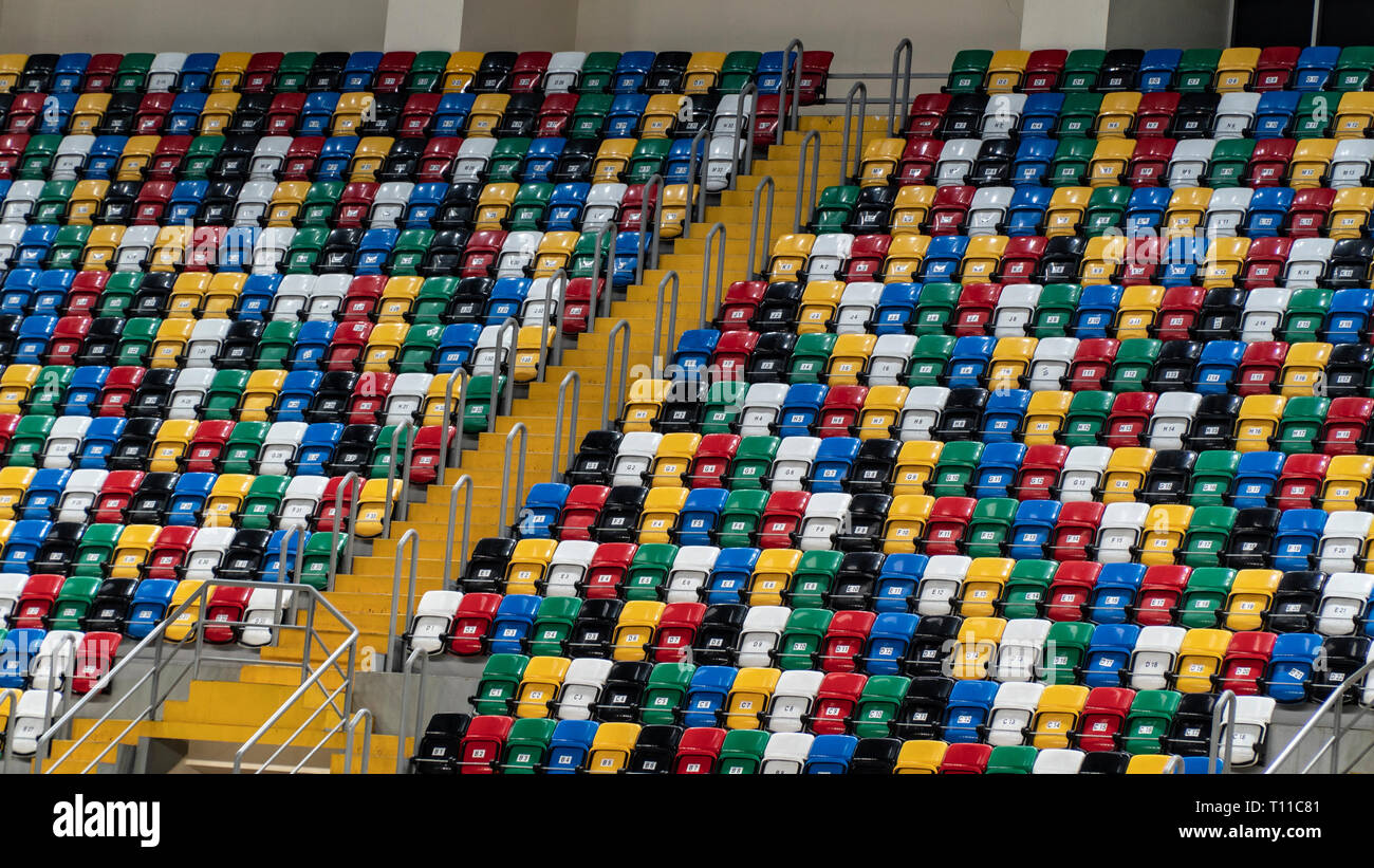 Stadio vuoto con le sedi di diversi colori Foto Stock