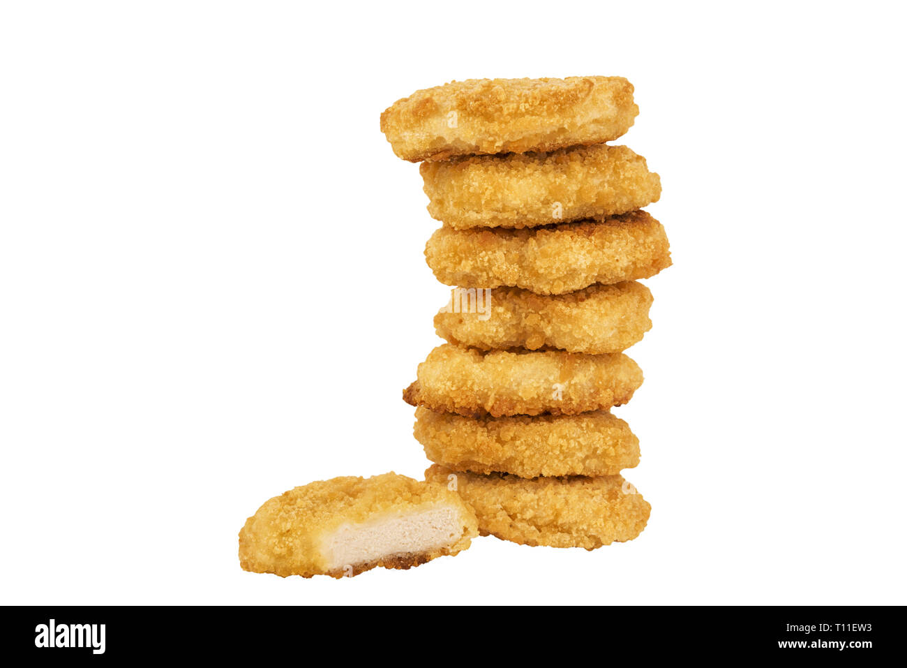 Pila di pepite di pollo isolati su uno sfondo bianco. Copia dello spazio per il testo o l'immagine. Tagliare fuori. Foto Stock