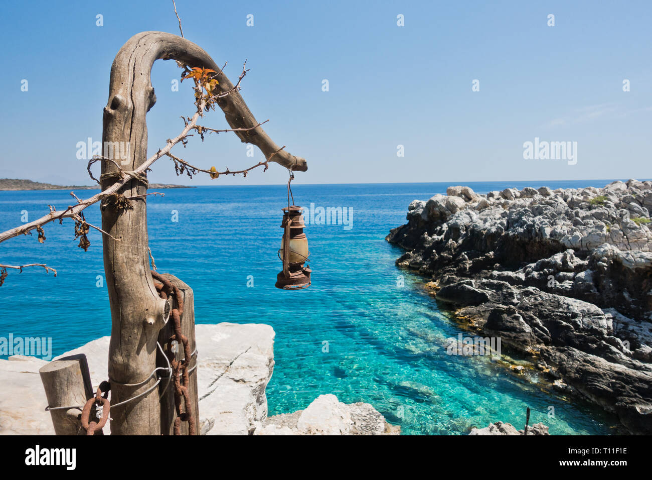 Vecchio e polveroso lanterna arrugginito sopra molo vicino alla spiaggia di Marmara, isola di Creta, Grecia Foto Stock