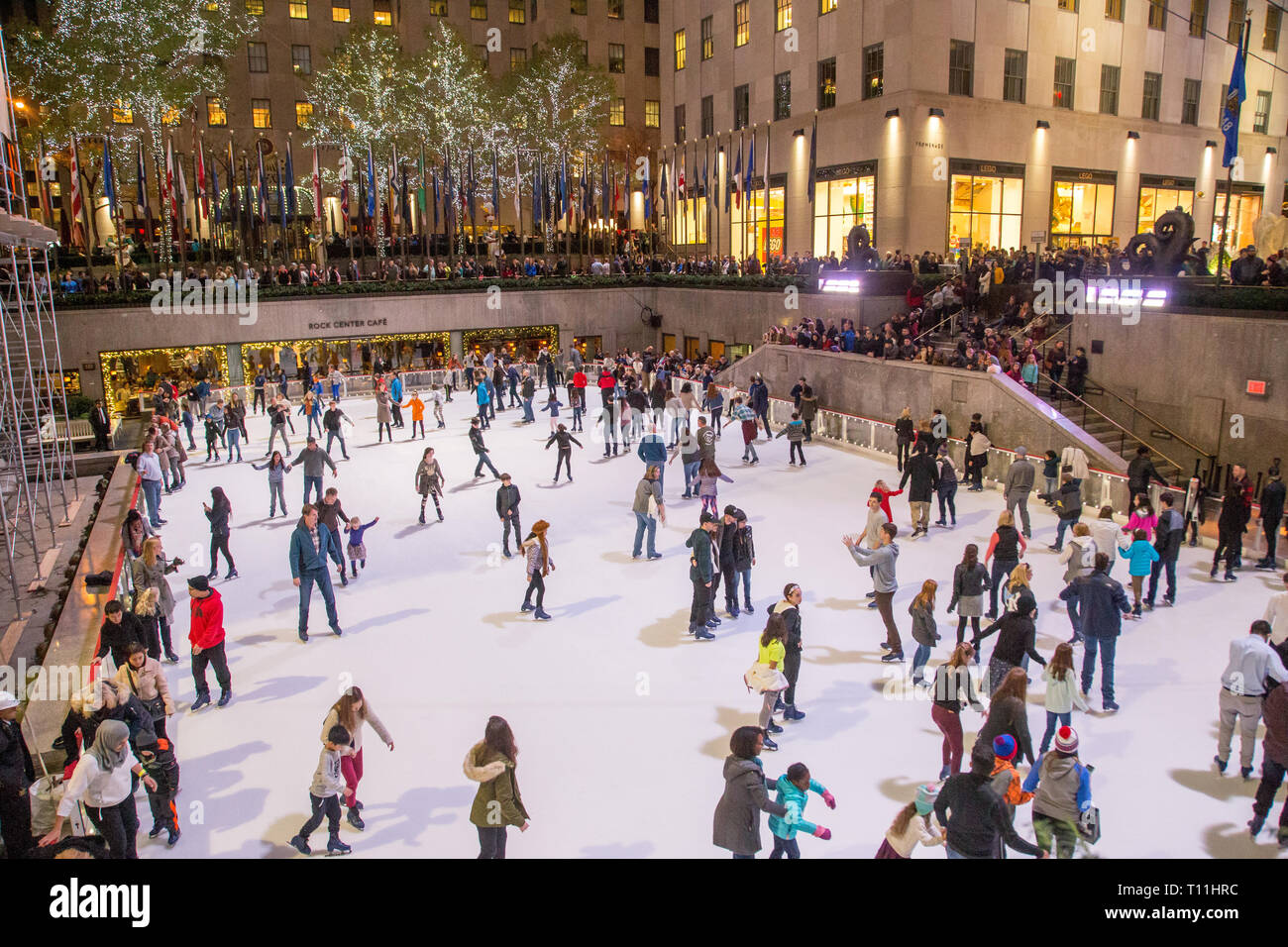 Pattinaggio sul ghiaccio al Rockefeller Center di New York Foto Stock