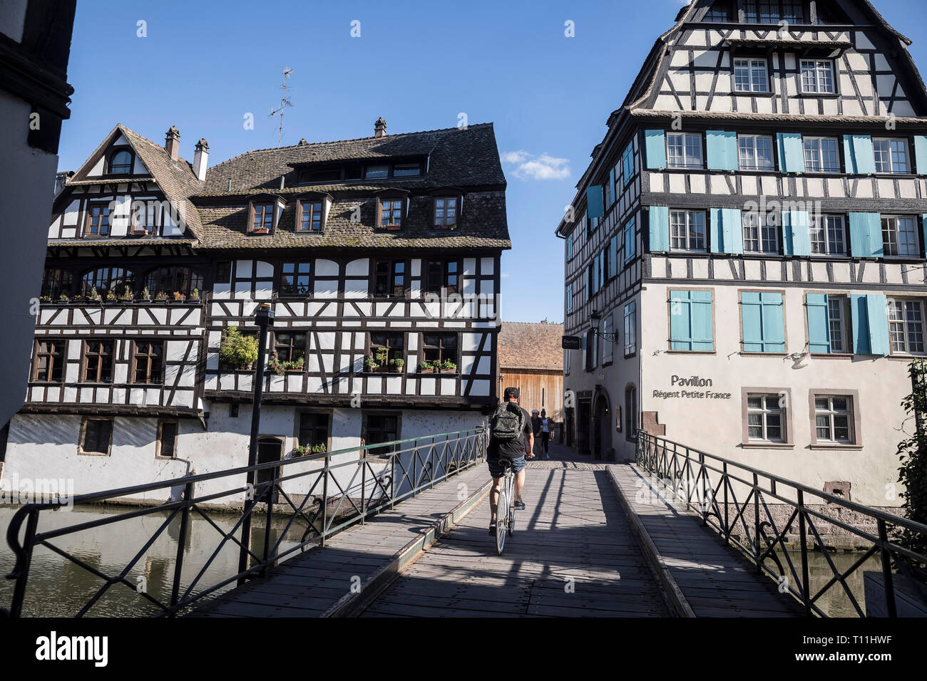 Strasburgo (Francia nord-orientale): case tradizionali lungo le banchine "Quai de l'Ill", nel quartiere "Petite France", "rue des Moulins" strada * Foto Stock