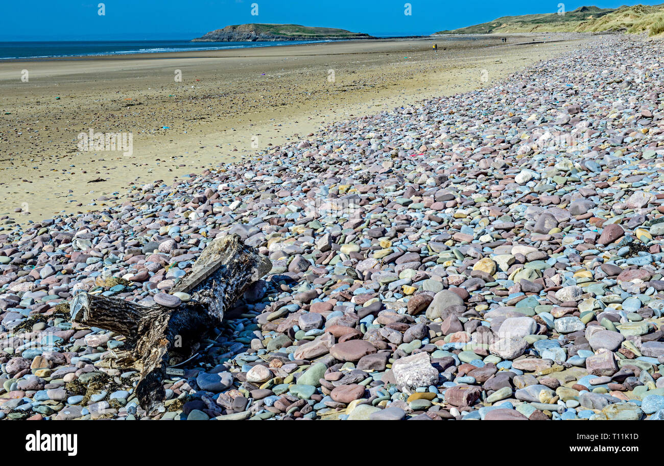 Rhossili Beach e Burry Holm sulla costa di Gower, nel Galles del Sud. Tutta la Penisola di Gower è in una zona di straordinaria bellezza naturale e il primo del Regno Unito Foto Stock