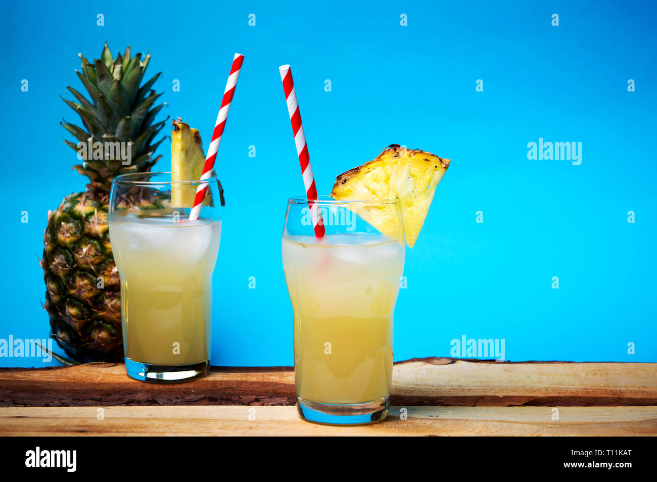 Rinfrescante succo di ananas in un vetro decorate Foto Stock