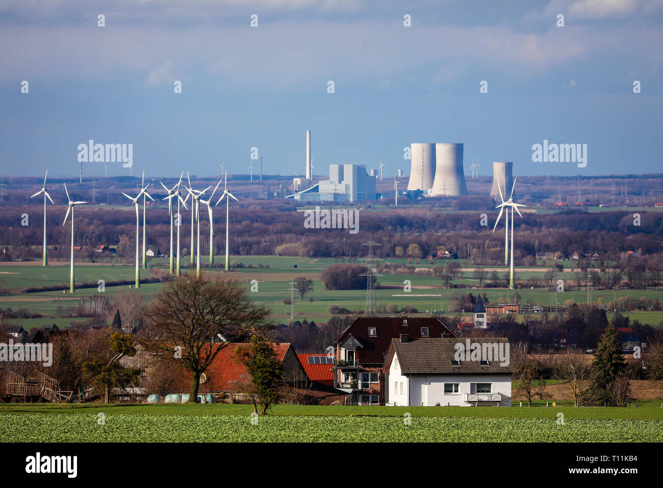 Ense, Sauerland, Renania settentrionale-Vestfalia, Germania - Paesaggio con mulini a vento, edifici residenziali, con una vista in direzione di RWE Kraftwerk Westfalen a Ham Foto Stock
