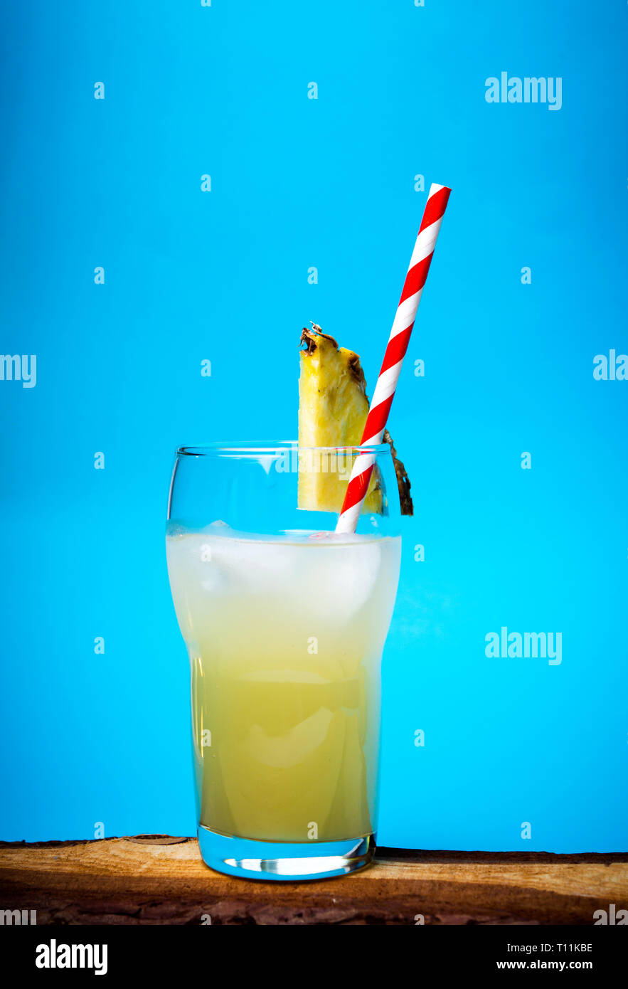 Rinfrescante succo di ananas in un vetro decorate Foto Stock