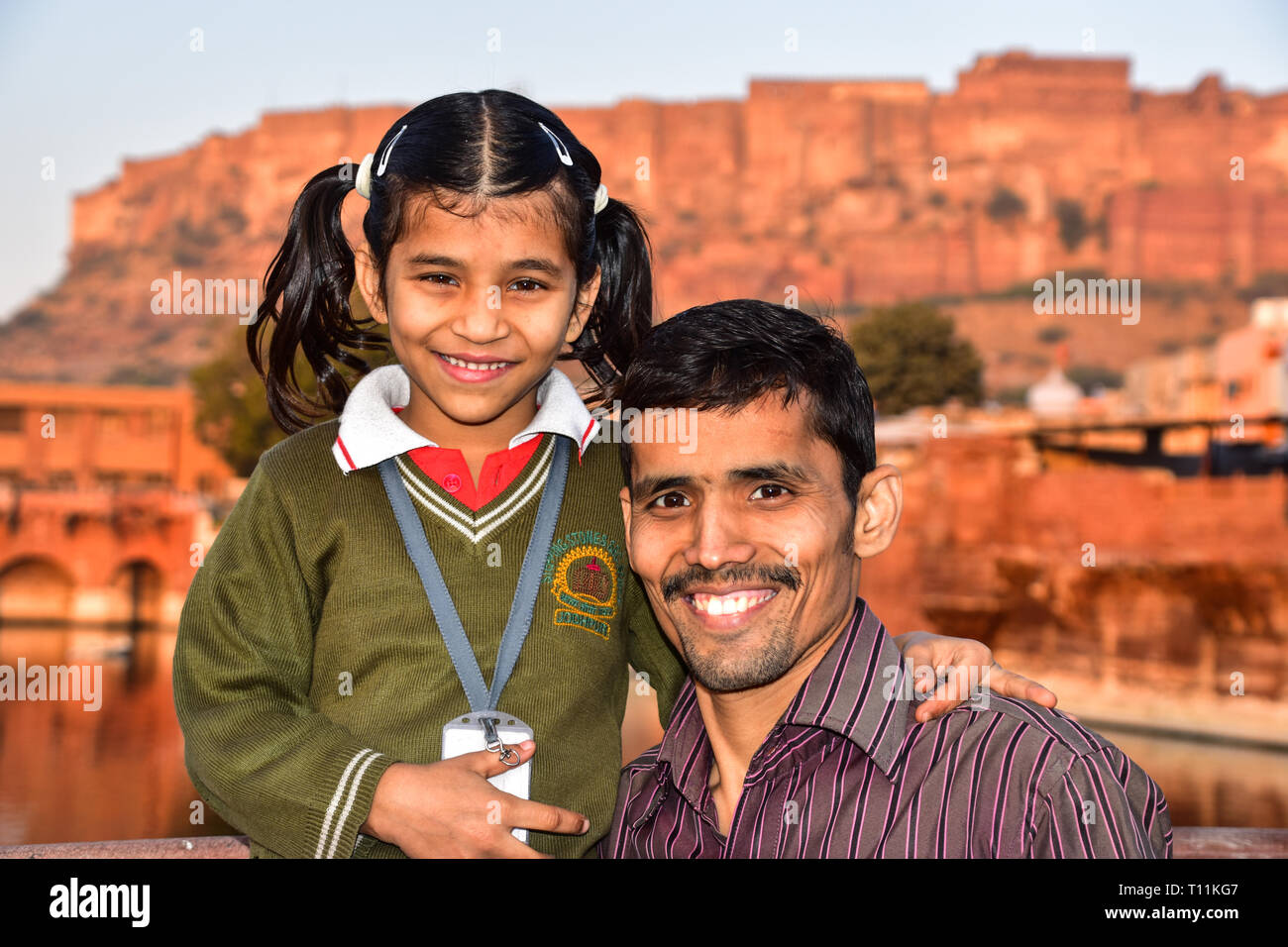 Indiano padre e figlia, Forte Mehrangarh, Jodhpur Fort, Jodhpur, Rajasthan, India Foto Stock