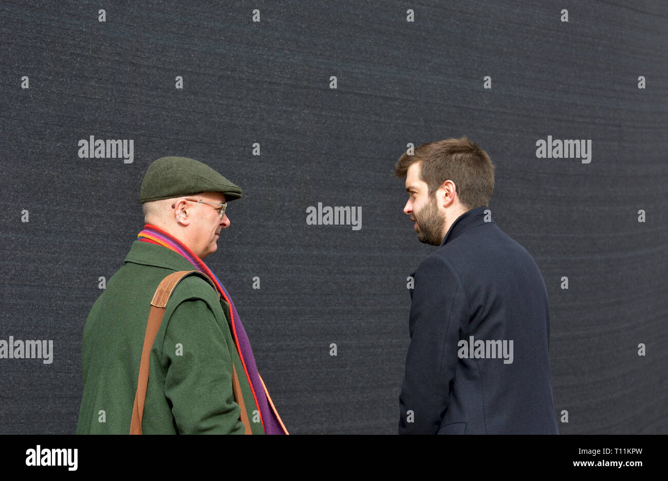 Iain Dale (LBC) Radio parlando di Joe Pike (ITV News) su College Green, Westminster, London, Marzo 2019 Foto Stock