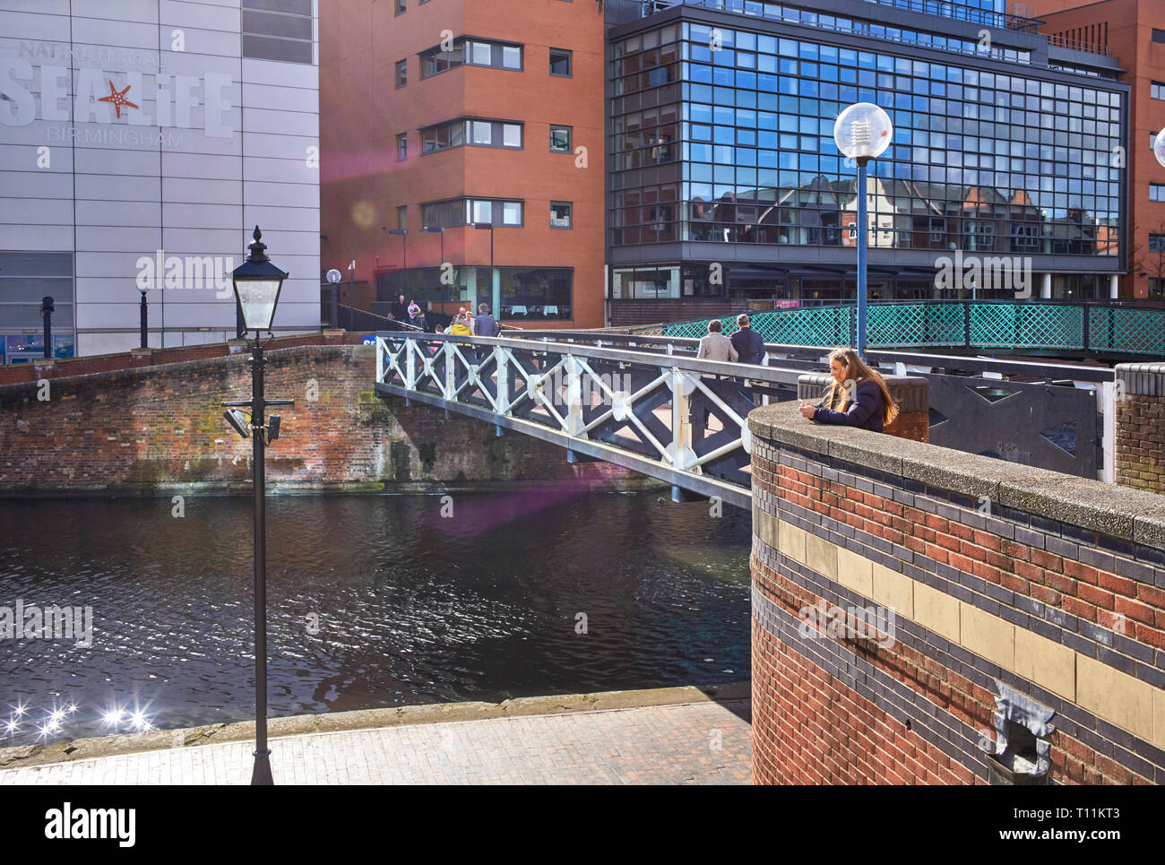 National Sealife Birmingham accanto al canale con naturally occuring lens flare Foto Stock