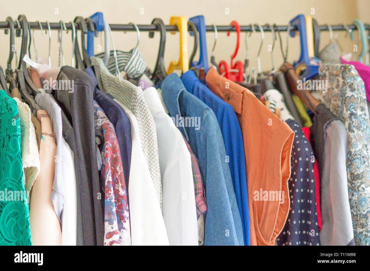 Moda Abbigliamento su rack - luminoso colorato armadio. Primo piano di  colore arcobaleno scelta di usura alla moda su appendiabiti in negozio o  armadio cleanin molla Foto stock - Alamy