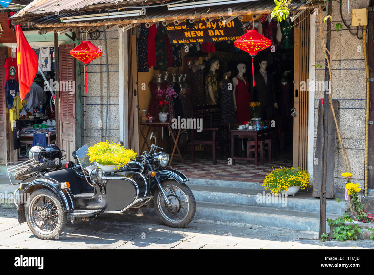 Vecchio BMW Moto con sidecar usato come decorazione di strada e parcheggiata al di fuori di un negozio di Hoi An, Vietnam Asia Foto Stock