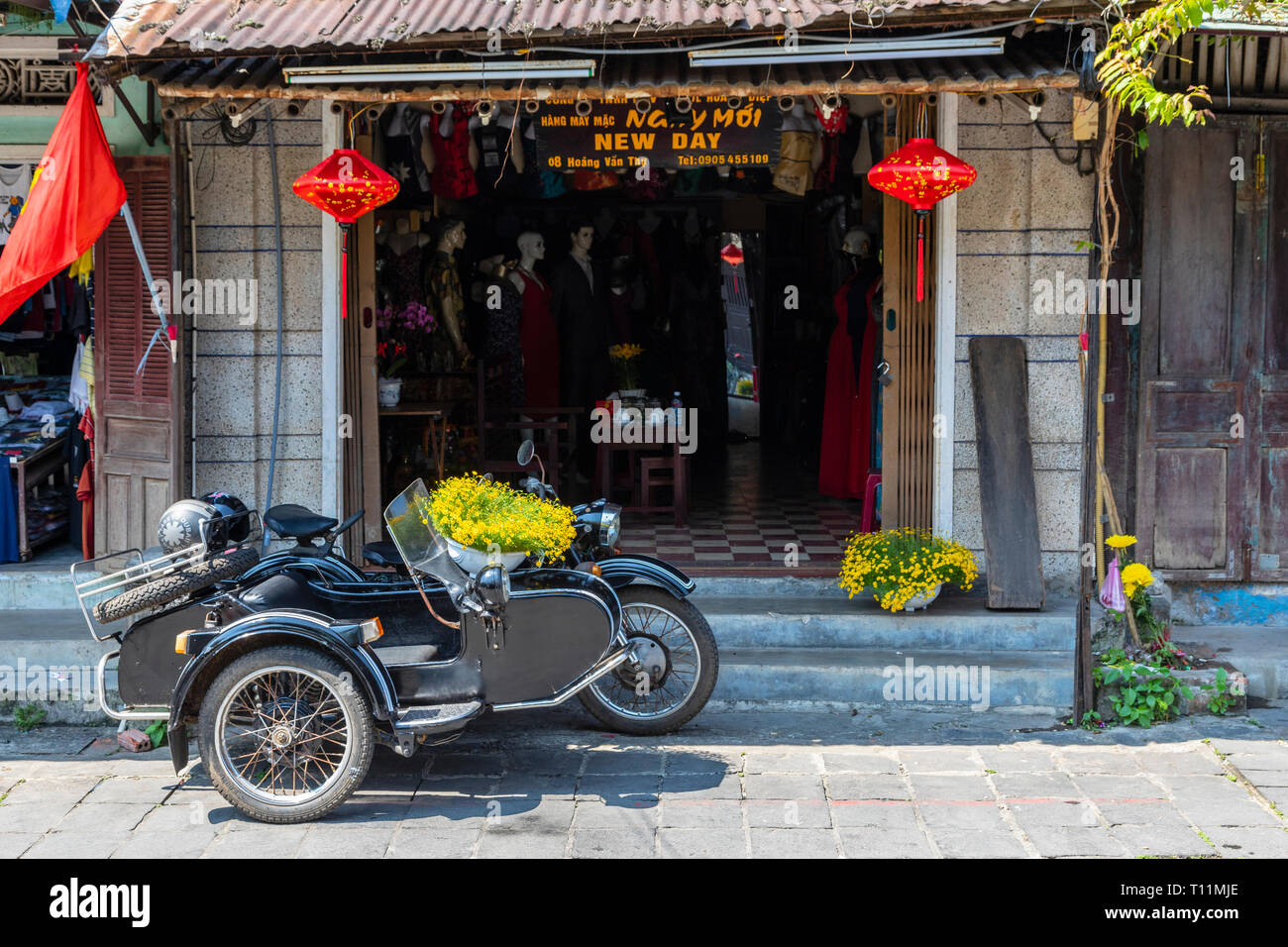 Vecchio BMW Moto con sidecar usato come decorazione di strada e parcheggiata al di fuori di un negozio di Hoi An, Vietnam Asia Foto Stock