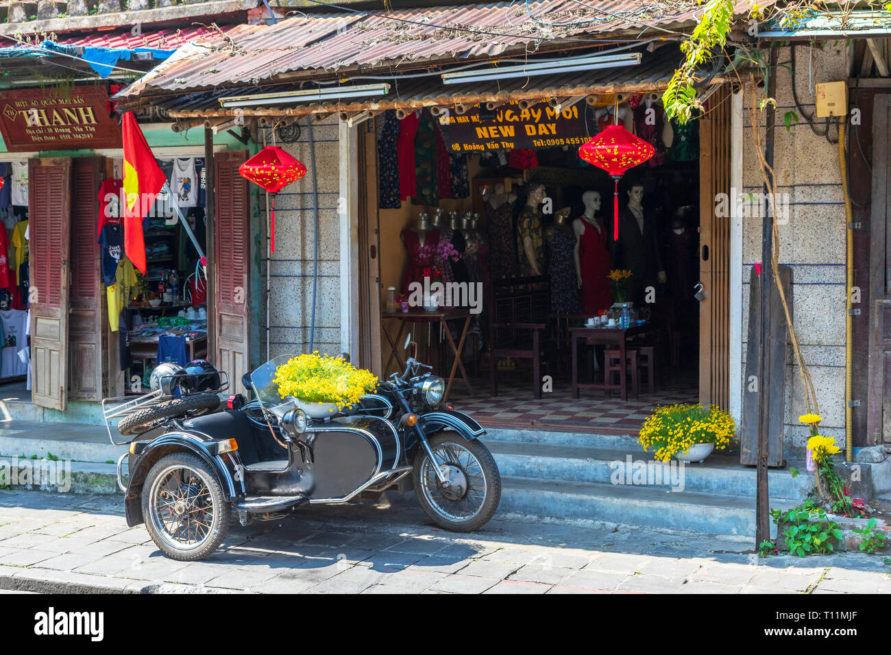 Vecchio BMW Moto con sidecar usato come decorazione di strada e parcheggiata al di fuori di un negozio di Hoi An, Vietnam Asia Foto Stock
