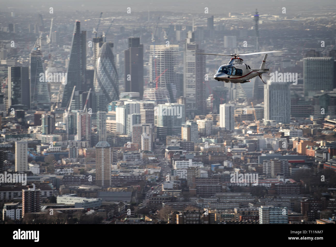 AW109 carta un elicottero che vola su Londra durante un'antenna photoshoot. Foto Stock
