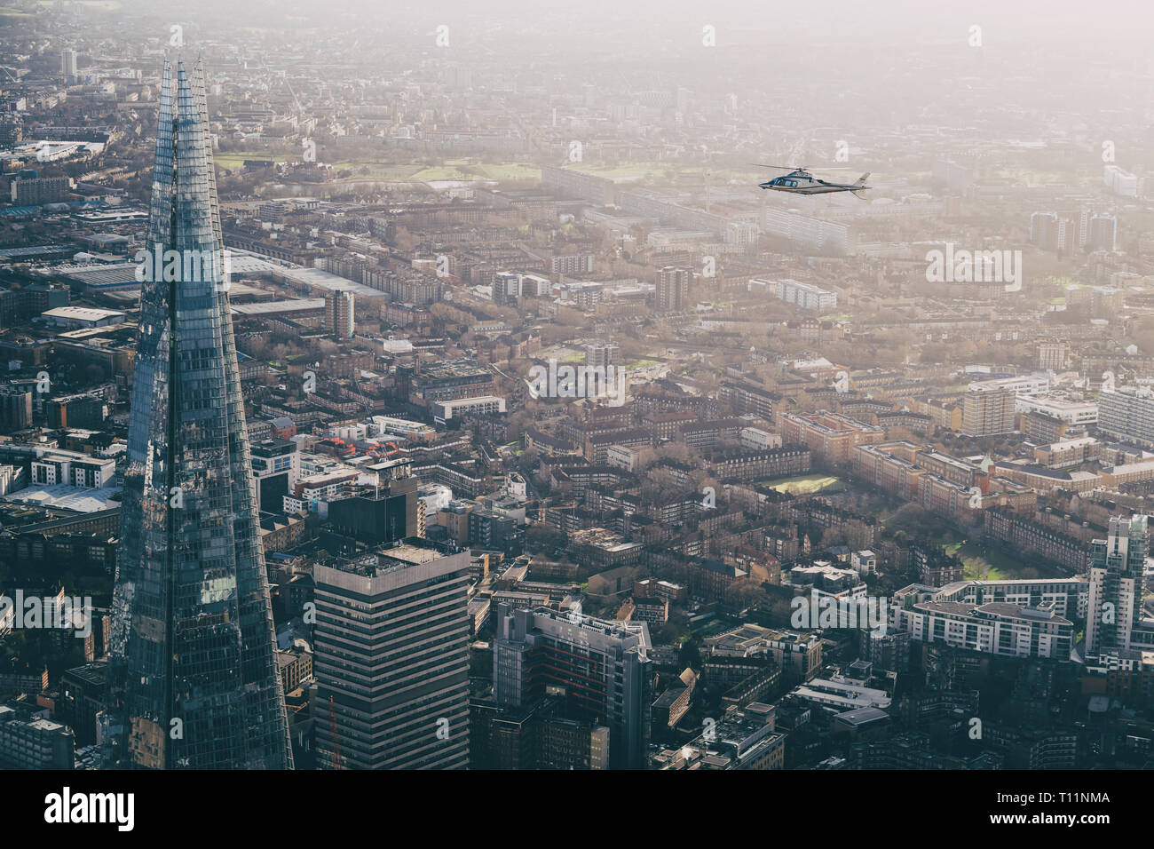 AW109 carta un elicottero che vola su Londra durante un'antenna photoshoot. Foto Stock