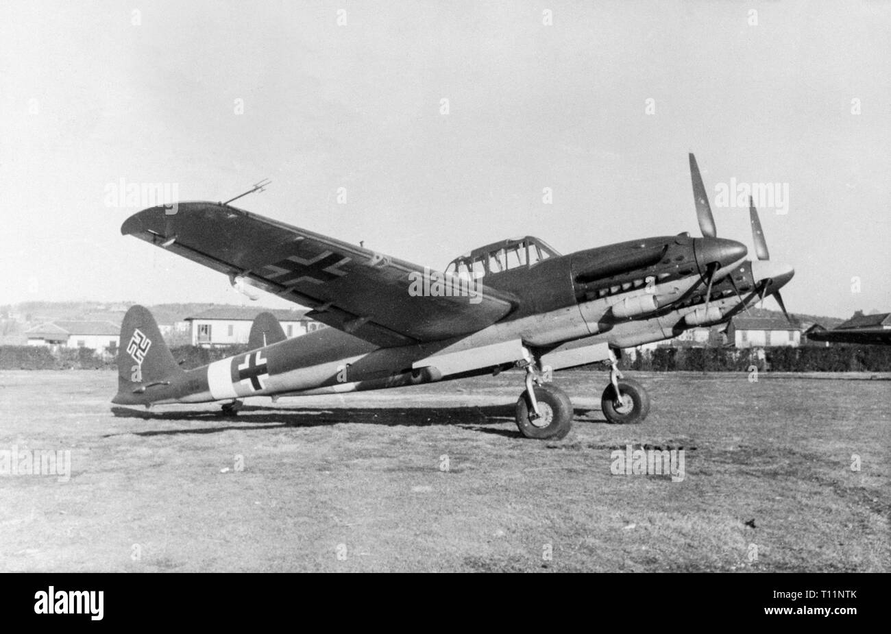 Il Savoia-Marchetti SM.92 era un pesante italiano/caccia bombardiere della II guerra mondiale basato sulla Savoia-Marchetti SM.88. La SM.92 ha eliminato con il mid-ala navicella dell'equipaggio. L'equipaggio di due tv a sinistra solo di fusoliera. Due DB 605 motori sono stati montati. Vi era un solo esempio mai costruito, che è stato distrutto dai bombardamenti degli alleati nel 1944.La foto mostra il velivolo in tedesco Luftwaffe marcature. Foto Stock