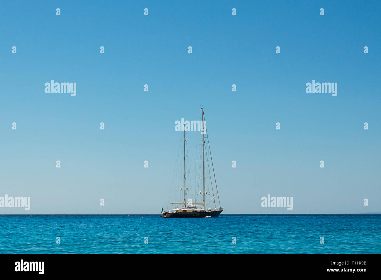 Grecia Zante. Yacht glamour sotto un ampio cielo blu. Foto Stock