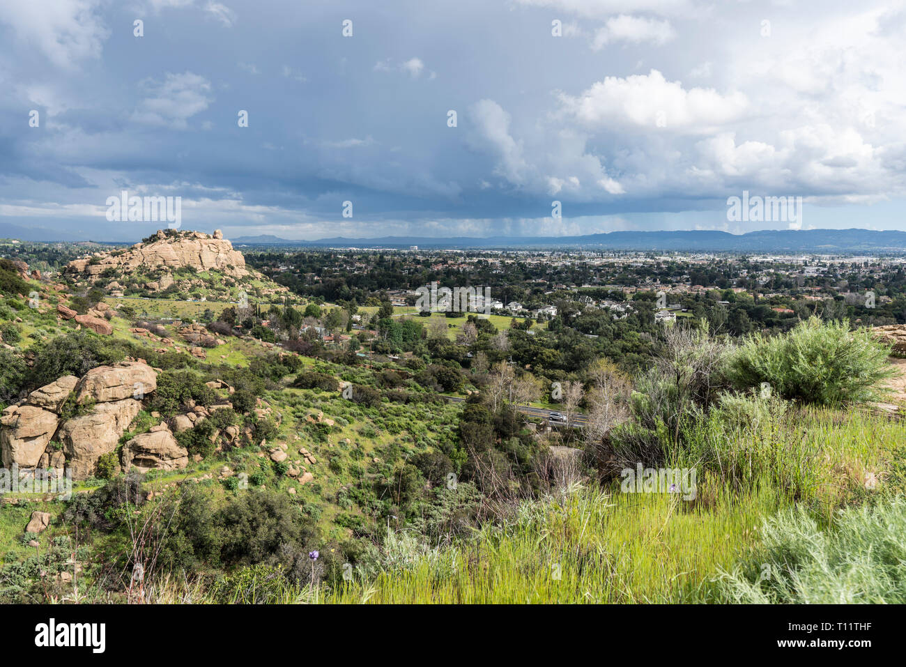 Vista panoramica della molla nuvole temporalesche, Stoney Point Park e la San Fernando Valley vicino a Topanga Canyon Blvd, Porter Ranch e Chatsworth nella città di Foto Stock