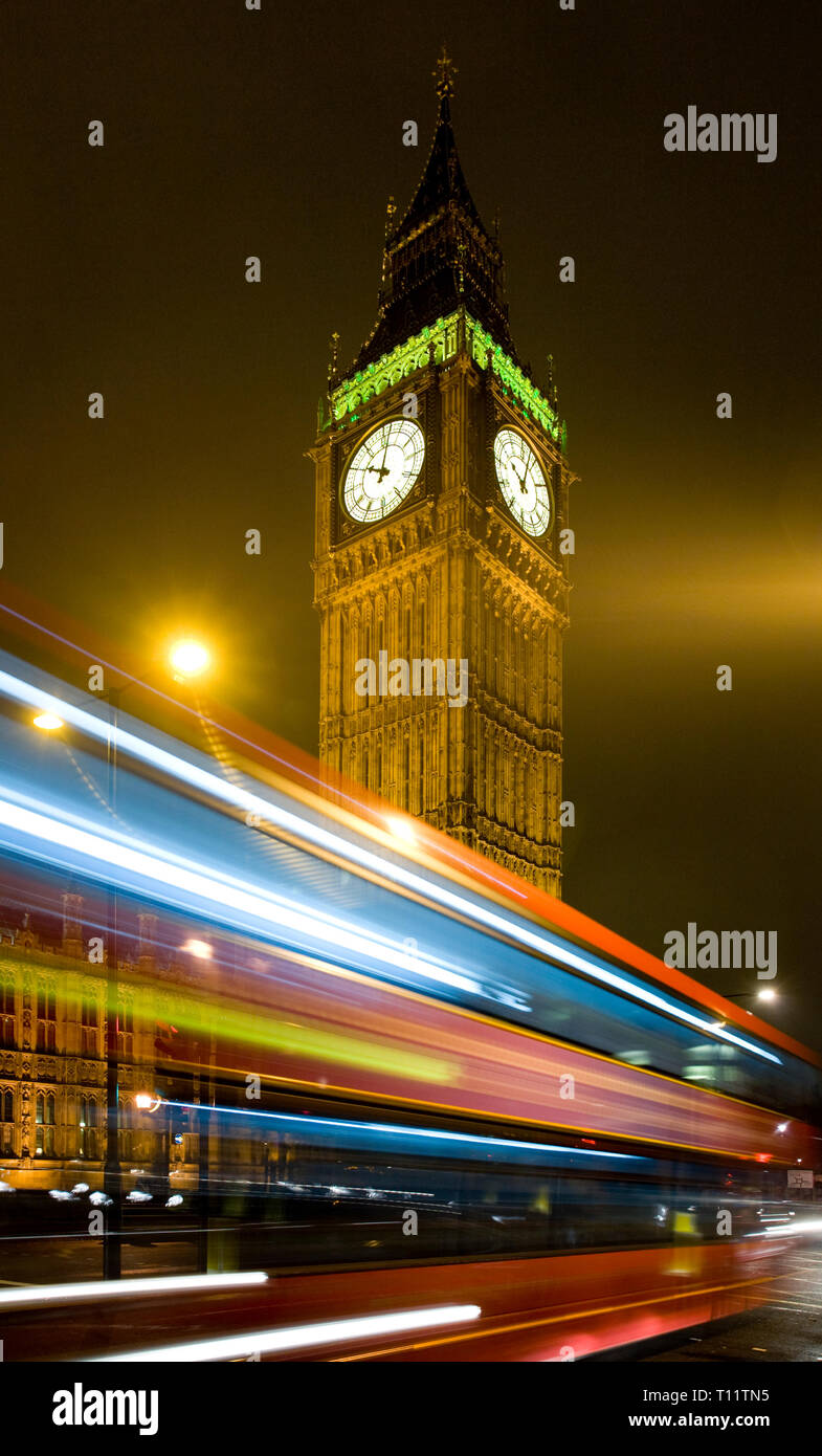 Gran Bretagna, Inghilterra, Londra. Big Ben e London Red Bus. Foto Stock