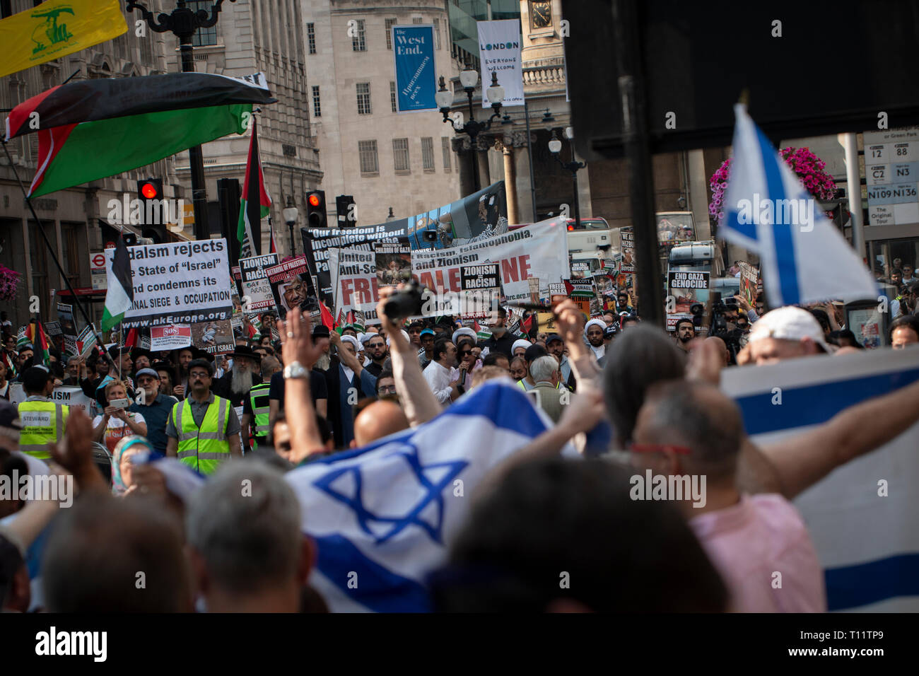 Un pro-Israele protester face off contro l'anti-Israele 'Al Quds' marzo a Londra, Inghilterra. 2017. Foto Stock