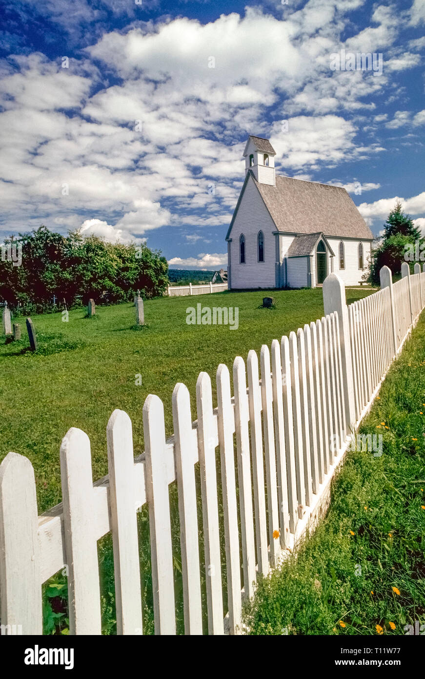 Un white Picket Fence circonda la chiesa di San Marco a re Landing, un museo vivente di storia con gli edifici del XIX secolo e gli artefatti che richiamano i tempi passati nella provincia del New Brunswick sulla costa atlantica del Canada in Nord America. Interpreti in costume sono visti in tutto il 300-acri (121 ettari) storico insediamento, che è stata fondata alla fine degli anni sessanta lungo il San Giovanni fiume di preservare le strutture locali, gli oggetti e le tradizioni per il divertimento dei visitatori della zona. Foto Stock